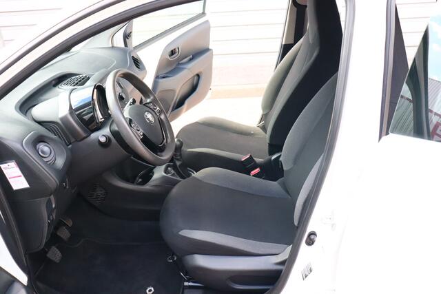 Toyota AYGO 1.0 VVT-i x-fun O.a: Radio, USB, Bluetooth, Airco, C.V., Rijklaar, Etc. All-in prijs!