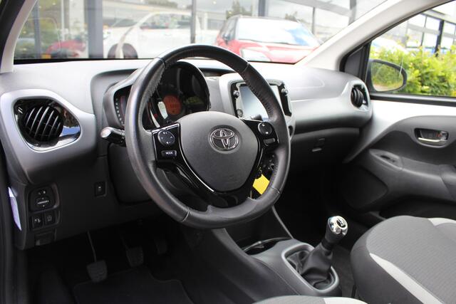 Toyota AYGO 1.0 VVT-i x-play | Rijklaar | Apple/Android | ''Trekhaak'' | PDC | DAB+ | Bluetooth | Camera | Airco | 5-Drs