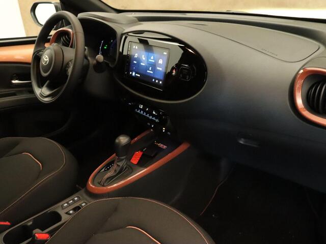 Toyota AYGO X Hybrid 115 pulse - NIEUWE AUTO - DIVERSE KLEUREN BESCHIKBAAR - PARKEERSENSOREN VOOR EN ACHTER - KEYLESS ENRTY & START - STOEL VERWARMING - DRAADLOZE TELEFOONLADER - AUTOMATISCH INKLAPBARE BUITENSPIEGELS