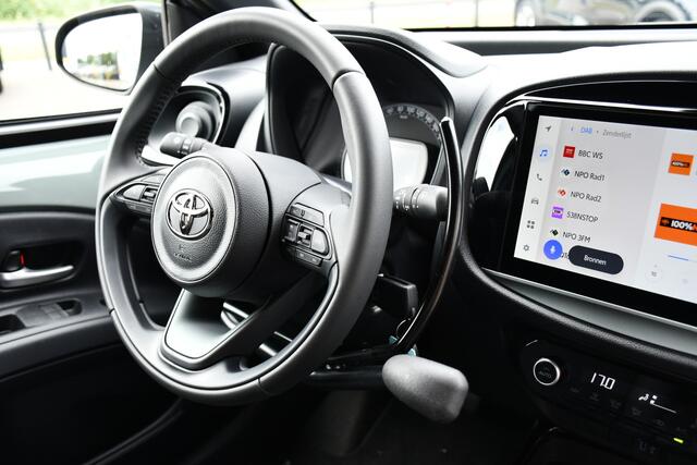 Toyota AYGO X 1.0 VVT-i S-CVT Envy Automaat 72pk | Aangepast naar handgas/rem | Elektrisch vouwdak | Parkeersensoren |