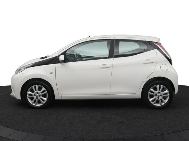 Toyota AYGO 1.0 VVT-i x-play | Climate control | Parkeercamera | Groot mediascherm | Navigatie |