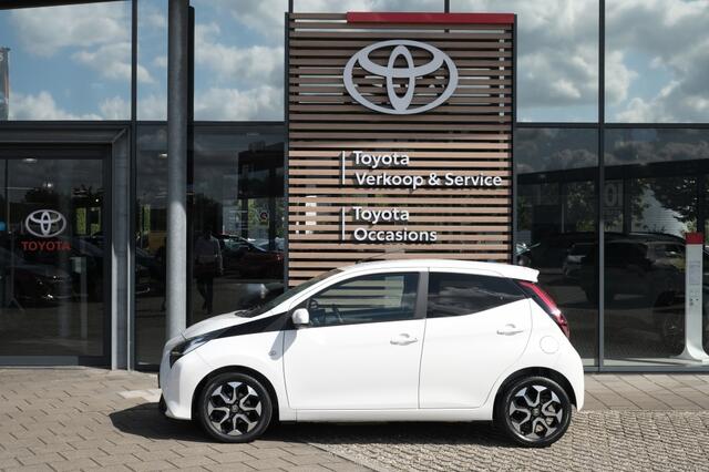 Toyota AYGO 1.0 VVT-i x-First MT | 15" lichtmetalen velgen 'zwart-gepolijst' | Privacy glass achterruit en zijruiten achter | Mistlampen vóór | Smartphone Integration by Pioneer, 7" multimediascherm met DAB+, And
