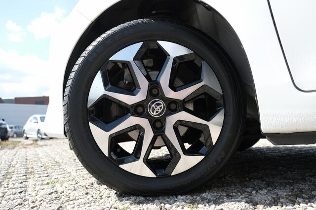 Toyota AYGO 1.0 VVT-i x-First MT | 15" lichtmetalen velgen 'zwart-gepolijst' | Privacy glass achterruit en zijruiten achter | Mistlampen vóór | Smartphone Integration by Pioneer, 7" multimediascherm met DAB+, And