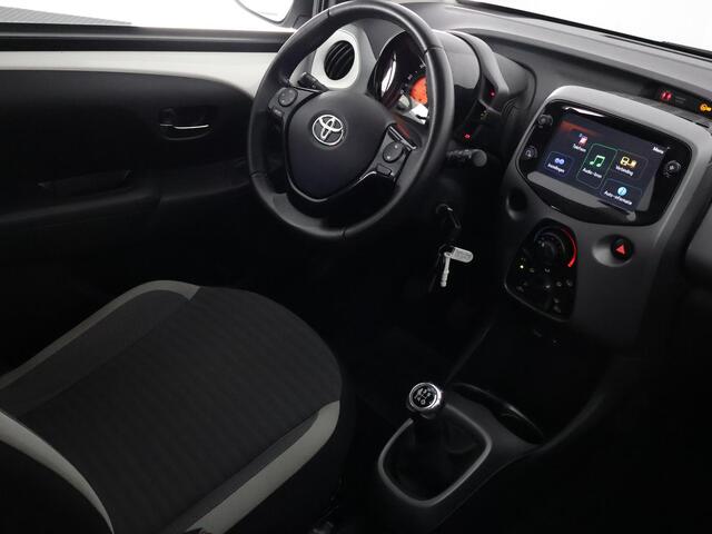 Toyota AYGO 1.0 VVT-i X-Play + Coral Red Pack | Apple Carplay & AndroidAUTO | 1e eigenaar | Dealer Onderhouden | Airco | Privacy Glass |