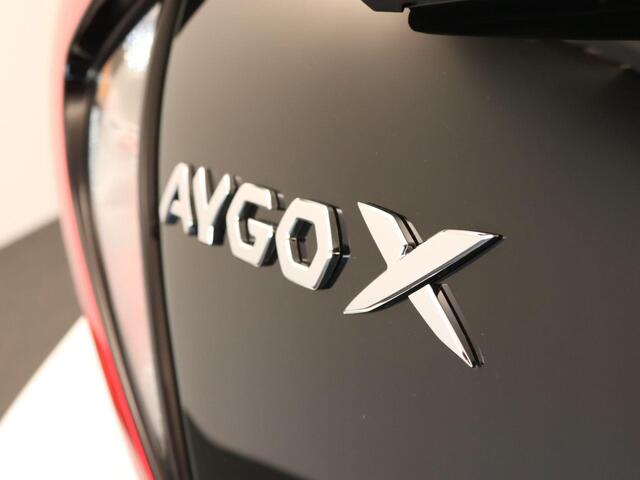Toyota AYGO X 1.0 VVT-i MT Play - ORIGINEEL NEDERLANDSE AUTO - AIRCO - ACHTERUITRIJCAMERA - APLLE CARPLAY/ANDROID AUTO - CRUISE CONTROL ADAPTIEF - LEDEREN STUURWIEL - BLUETOOTH TELEFOONVERBINDING