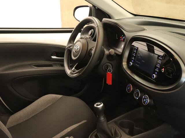 Toyota AYGO X 1.0 VVT-i MT Play - ORIGINEEL NEDERLANDSE AUTO - AIRCO - ACHTERUITRIJCAMERA - APLLE CARPLAY/ANDROID AUTO - CRUISE CONTROL ADAPTIEF - LEDEREN STUURWIEL - BLUETOOTH TELEFOONVERBINDING
