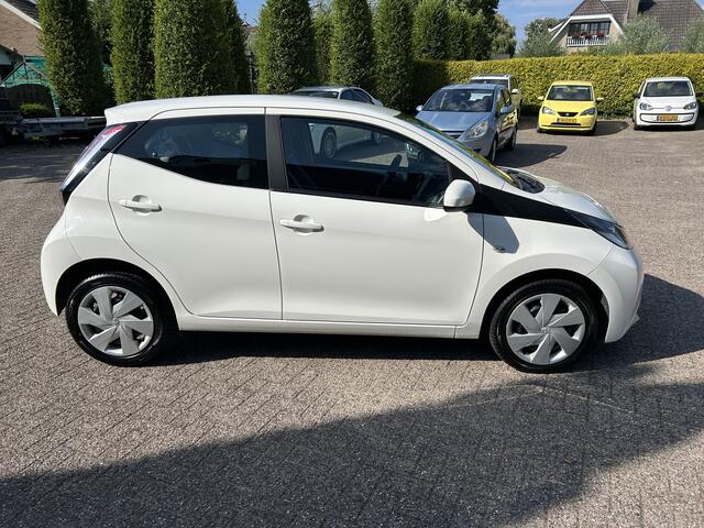 Toyota AYGO 1.0 VVT-i x-nav Apple Carplay