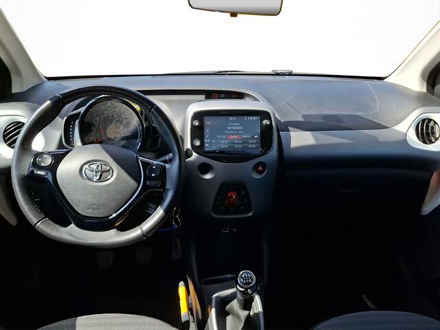 Toyota AYGO 1.0 VVT-i x-joy | BTW voertuig | Dealer onderhouden | Climate control | Apple CarPlay/Android Auto | Achteruitrijcamera | Automatische verlichting |