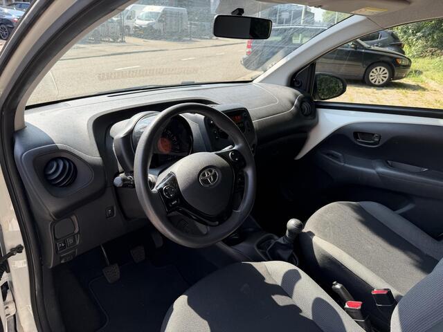 Toyota AYGO 1.0 VVT-i x-fun BI-TONE . GARANTIE TOT 06-2031* . AIRCO . SLECHTS 50.000 KM! . 1E EIGENAAR .