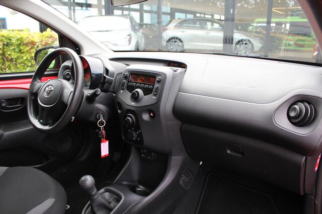 Toyota AYGO 1.0 VVT-i x | Rijklaar | Dealer onderhouden | All season banden | Radio/USB/AUX-speler | Centrale vergrendeling