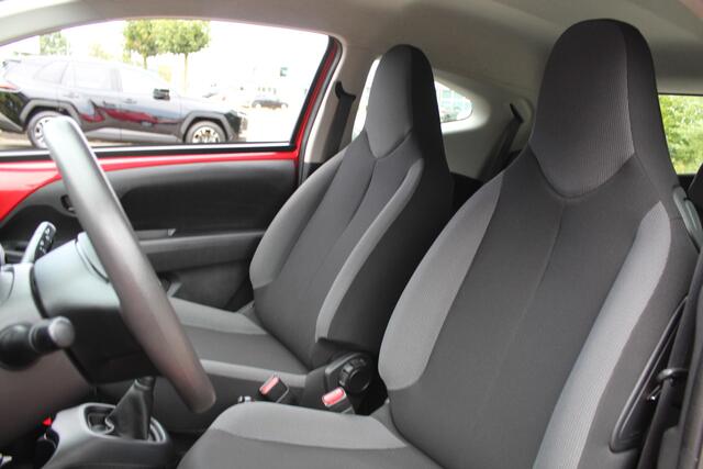 Toyota AYGO 1.0 VVT-i x | Rijklaar | Dealer onderhouden | All season banden | Radio/USB/AUX-speler | Centrale vergrendeling