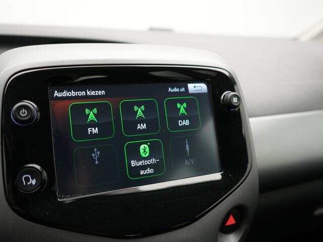 Toyota AYGO 1.0 VVT-i x-play | NL Auto | Dealer Onderhouden | Achteruitrijcamera | Binnen 31-8