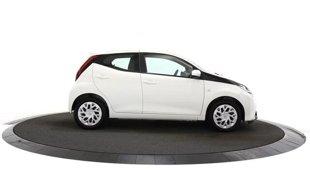 Toyota AYGO 1.0 VVT-i x-play Camera / Navigatie / 5Drs