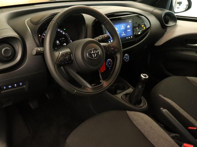 Toyota AYGO X 1.0 VVT-i MT Play - ORIGINEEL NEDERLANDSE AUTO -ACHTERUITRIJCAMERA - APPLE CARPLAY/ANDROID AUTO - CRUISE CONTROL ADAPTIEF - AIRCO - VERKEERSBORDDETECTIE - GROOTLICHTASSISTENT - LEDEREN STUURWIEL - DAB-ONTVANGER - BLUETOOTH TELEFOONVOORBEREIDING