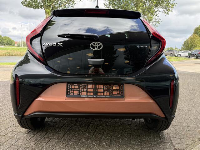 Toyota AYGO X Hybrid 115 pulse Automaat ** Stoelverwarming ** Camera ** Carplay **