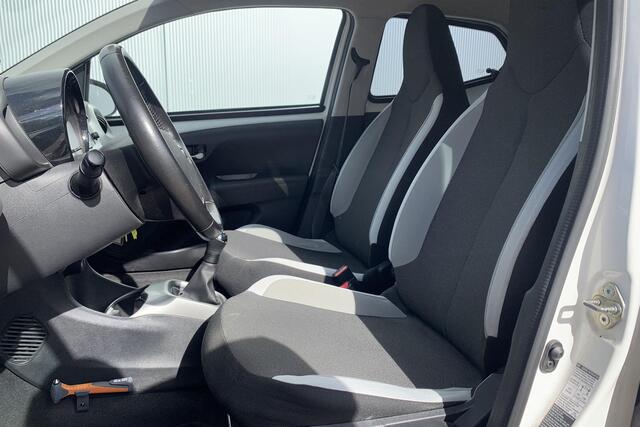 Toyota AYGO 1.0 VVT-i x-play / Camera / Bluetooth / AC /
