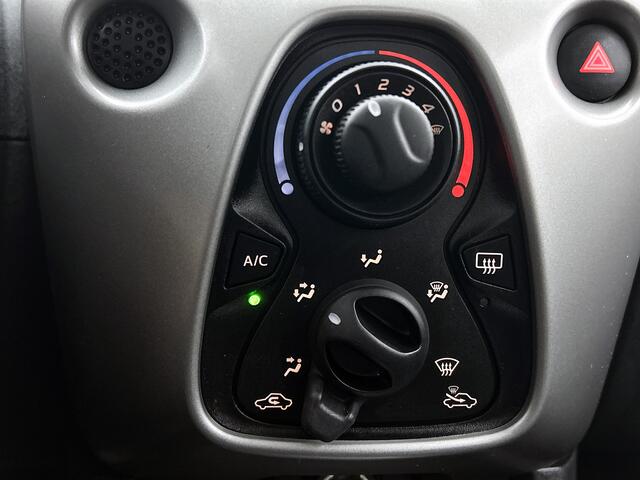 Toyota AYGO 1.0 VVT-i x-play Automaat | 1e eigenaar | Dealer onderhouden | Leseman opg 29-8