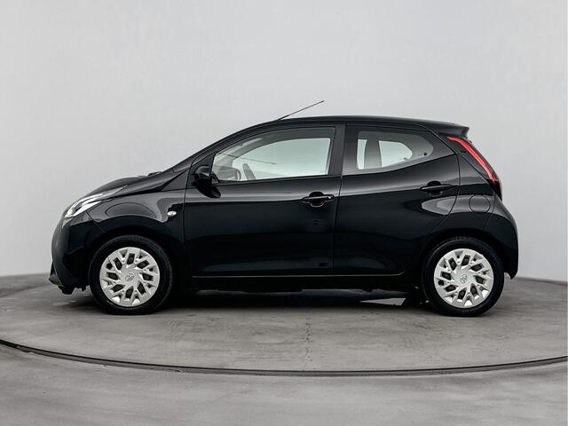 Toyota AYGO 1.0 VVT-i x-play | Parkeercamera | Apple Carplay-Android Auto | Airco | ***