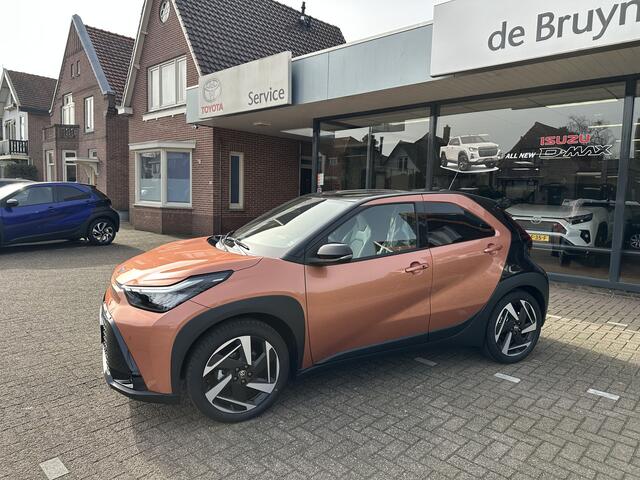 Toyota AYGO X Hybrid 115 envy halflederen bekleding / stoelverwarming / keyless start / parkeersensoren voor + achter / Navigatie / Apple Carplay / Android Auto / parkeercamera / 10 jaar Toyota garantie / rijklaarprijs incl. Toyota Pechhulppas