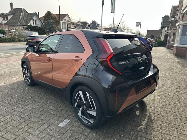 Toyota AYGO X Hybrid 115 envy halflederen bekleding / stoelverwarming / keyless start / parkeersensoren voor + achter / Navigatie / Apple Carplay / Android Auto / parkeercamera / 10 jaar Toyota garantie / rijklaarprijs incl. Toyota Pechhulppas