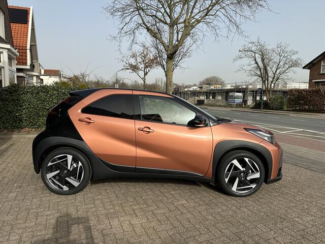 Toyota AYGO X Hybrid 115 envy halflederen bekleding / stoelverwarming / keyless start / parkeersensoren voor + achter / Navigatie / Apple Carplay / Android Auto / parkeercamera / 10 jaar Toyota garantie / rijklaarprijs incl. Toyota Pechhulppas