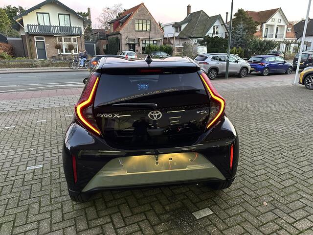 Toyota AYGO X Hybrid 115 pulse stoelverwarming / keyless start / parkeersensoren voor + achter / Navigatie / Apple Carplay / Android Auto / parkeercamera / 10 jaar Toyota garantie / rijklaarprijs incl. Toyota Pechhulppas