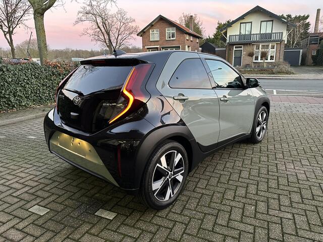 Toyota AYGO X Hybrid 115 pulse stoelverwarming / keyless start / parkeersensoren voor + achter / Navigatie / Apple Carplay / Android Auto / parkeercamera / 10 jaar Toyota garantie / rijklaarprijs incl. Toyota Pechhulppas