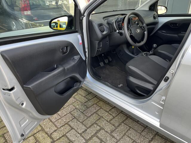 Toyota AYGO 1.0 VVT-i x-fun Airco Cruise controle 5-Deurs Telefoonverbinding Stuurwielbediening 4-Persoons