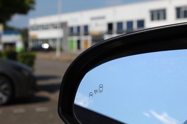 Toyota C-HR 1.8 Hybrid Style Bi-Tone | Rijklaar | Blind Spot | Stoel-/stuurverw. | LED | Keyless | Navi | Apple/Android