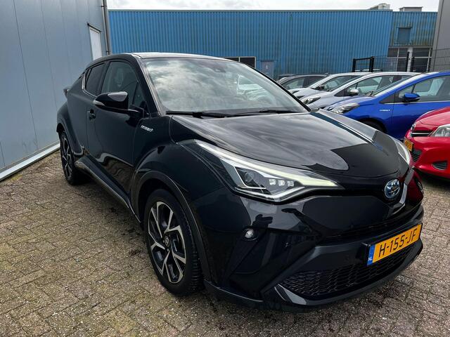 Toyota C-HR 1.8 Hybrid First Edition | 1e Eigenaar | nieuw Geleverd en Onderhouden | 10 Jaar Garantie | Trekhaak | JBL | LED | Stoelverwarming |