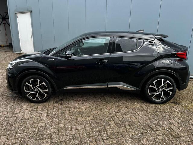 Toyota C-HR 1.8 Hybrid First Edition | 1e Eigenaar | nieuw Geleverd en Onderhouden | 10 Jaar Garantie | Trekhaak | JBL | LED | Stoelverwarming |