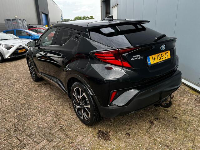 Toyota C-HR 1.8 Hybrid First Edition | 1e Eigenaar | nieuw Geleverd en Onderhouden | 10 Jaar Garantie | Trekhaak | JBL | LED | Stoelverwarming |