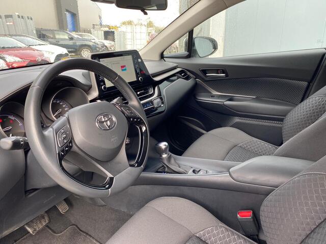 Toyota C-HR 1.8 Hybrid Active | 1e Eigenaar | Nieuw Geleverd | Navigatie | Adaptive Cruise Control | Camera | 10 Jaar Garantie |