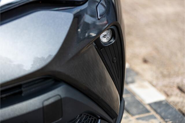 Toyota C-HR 1.8 Hybrid Bi-tone Dodehoek detectie, Parkeersensoren voor + achter, Apple/Android , All-in Rijklaarprijs