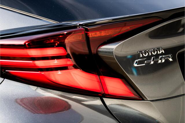Toyota C-HR 1.8 Hybrid Bi-tone Dodehoek detectie, Parkeersensoren voor + achter, Apple/Android , All-in Rijklaarprijs