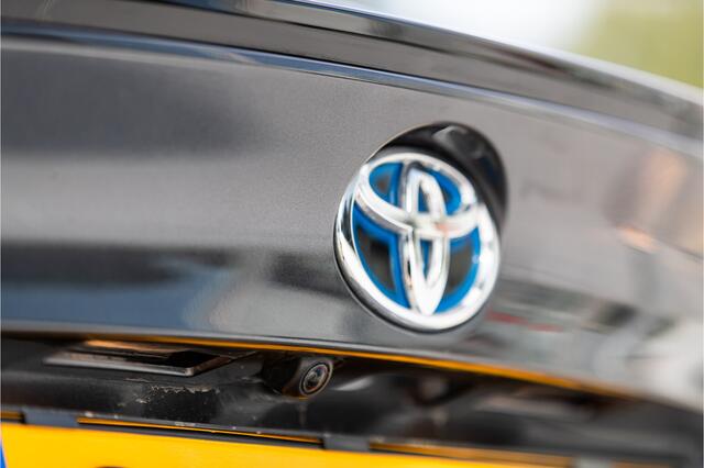 Toyota C-HR 1.8 Hybrid Bi-tone Dodehoek detectie, Parkeersensoren voor + achter, Apple/Android , All-in Rijklaarprijs