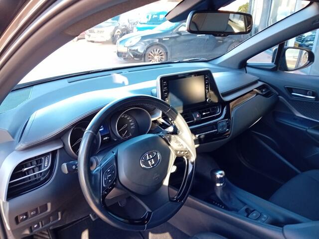 Toyota C-HR 1.8 Hybrid Dynamic Automaat, Airco(aut), Carplay/Android auto, Navigatie, Bluetooth, Keyless, Cruise control adaptief, Stoelverwarming, Camera, Parkeersensoren, Dode hoek detector, Fabrieksgarantie, BOVAG