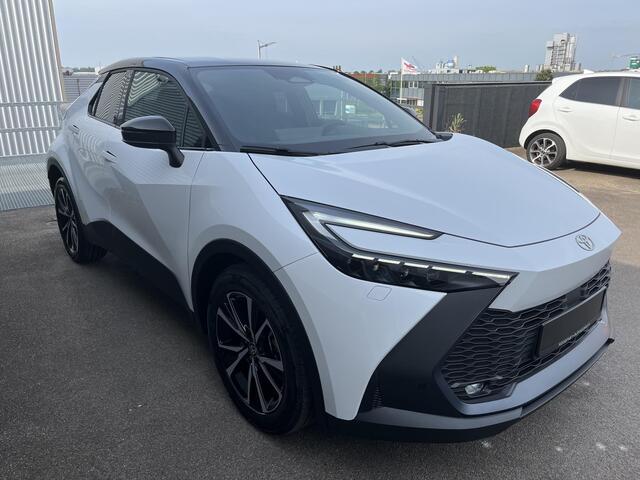 Toyota C-HR 1.8 Hybrid 140 Bi-tone Edition Automaat AppleCarplay/AndroidAuto - LM velgen - Climate Control - Adaptieve Cruisecontrol - Parkeer Camera - Parkeersensoren - Stuurverwarming - Stoelverwarming