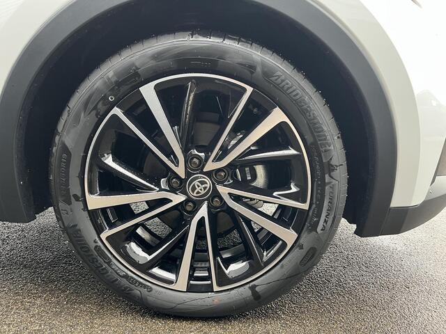 Toyota C-HR 1.8 Hybrid 140 Executive Bi-tone, NEXT GEN. PACK, Nieuw en direct rijden, Navigatie, Elek. Achterklep. Head-Up display, Dodehoekdetectie, JBL, LMV, PDC
