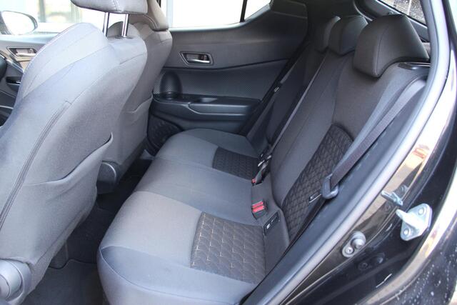Toyota C-HR 1.8 Hybrid First Edition **NAVIGATIE/ JBL/ DODEHOEKDETECTIE/ STOELVERWARMING**