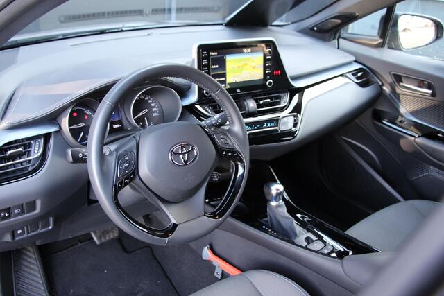 Toyota C-HR 1.8 Hybrid First Edition **NAVIGATIE/ JBL/ DODEHOEKDETECTIE/ STOELVERWARMING**
