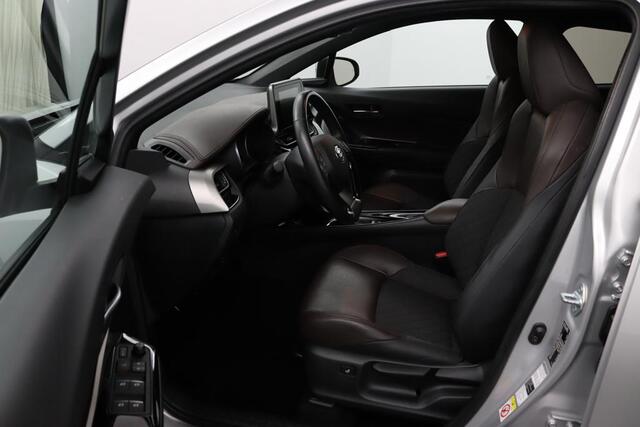 Toyota C-HR 1.8 Hybrid Executive | Kunstlederen/ Stof bekleding | Navigatie | Parkeersensoren Rondom | Stoelverwarming |