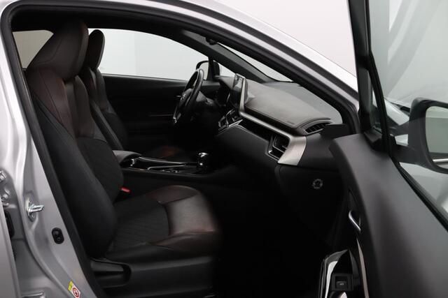 Toyota C-HR 1.8 Hybrid Executive | Kunstlederen/ Stof bekleding | Navigatie | Parkeersensoren Rondom | Stoelverwarming |