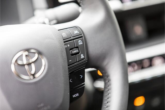 Toyota C-HR 1.8 Hybrid 140 First Edition Dodenhoekdetectie, Navigatie, Parkeersensoren V + A , All-in Rijklaarprijs