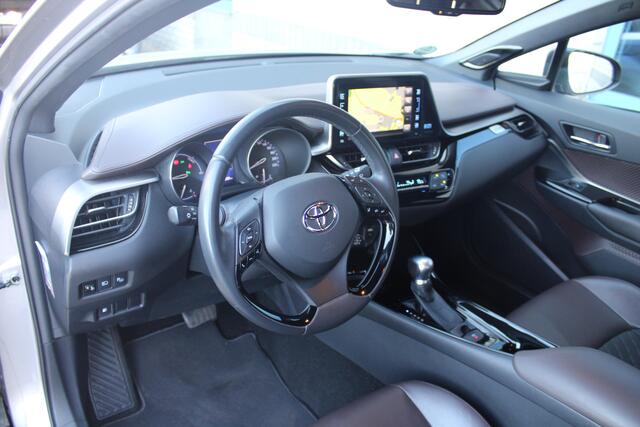 Toyota C-HR 1.8 Hybrid First Edition Trekhaak All season banden Navi 1/2 leder clima