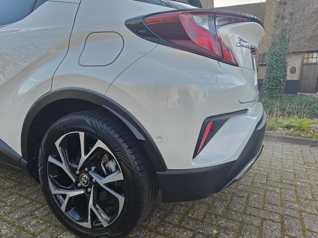 Toyota C-HR 2.0 Hybrid Bi-Tone