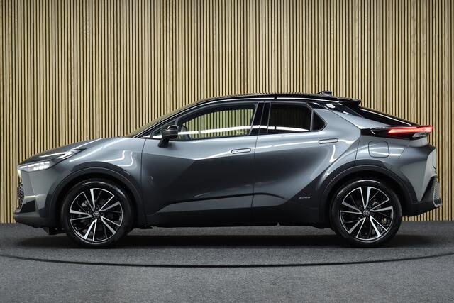 Toyota C-HR 2.0 Hybrid 200 AWD Executive Bi-Tone | ¤ 7.000,- Voorraad voordeel! | JBL Audio | Leder-Alcantara | Parkeerhulp | Apple Carplay & Android Auto | Adaptive-cruise | Dodehoekdetectie