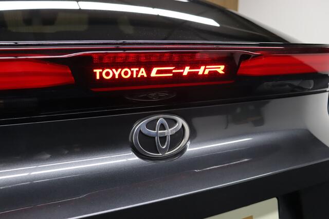 Toyota C-HR 2.0 Hybrid 200 AWD Executive Bi-Tone | ¤ 7.000,- Voorraad voordeel! | JBL Audio | Leder-Alcantara | Parkeerhulp | Apple Carplay & Android Auto | Adaptive-cruise | Dodehoekdetectie