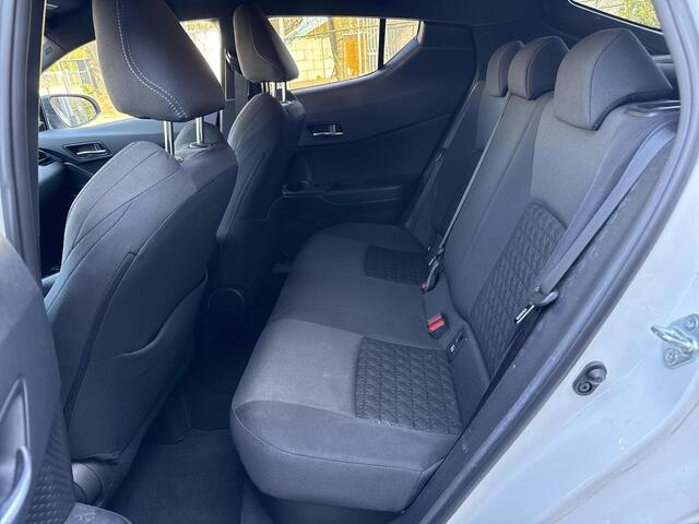 Toyota C-HR 1.8 Hybrid Style **NAVIGATIE/ STOELVERWARMING/ DODEHOEK DETECTIE/ 36 MAANDEN GARANTIE**