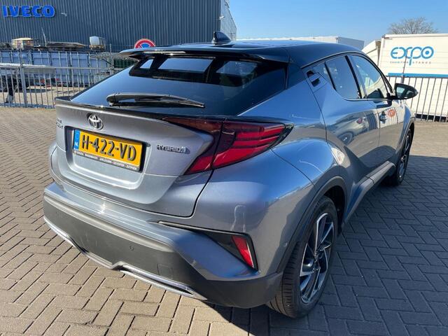Toyota C-HR 2.0 Hybrid Bi-Tone | Adaptive Cruise Control | Navigatie | Climate Control | JBL Audio | Achteruitrijcamera | Led Koplampen | Half Leder | Stoelverwarming | Licht/Regen Sensor | Parkeerhulp